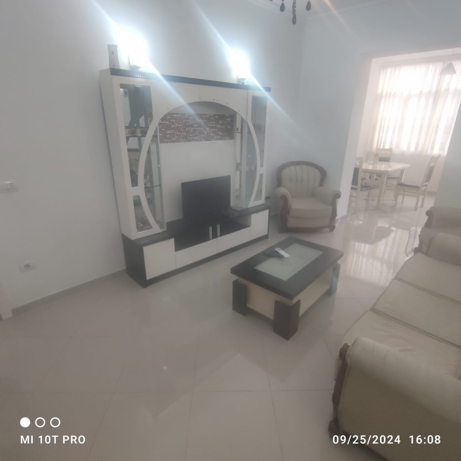 Tirane, jepet me qera apartament 2+1+Aneks+Ballkon Kati 3, 64 m² 600 € (Pallatet Agimi)