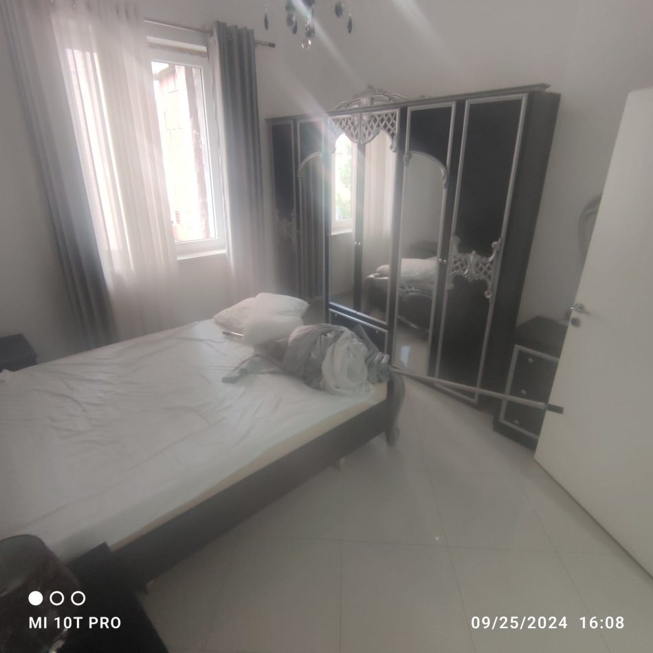 Tirane, jepet me qera apartament 2+1+Aneks+Ballkon Kati 3, 64 m² 600 € (Pallatet Agimi)
