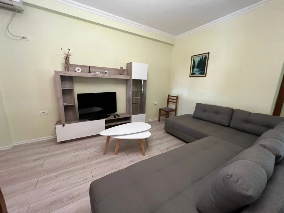 Tirane, jepet me qera apartament 2+1+Ballkon , 600 € (Rruga e Kavajes)