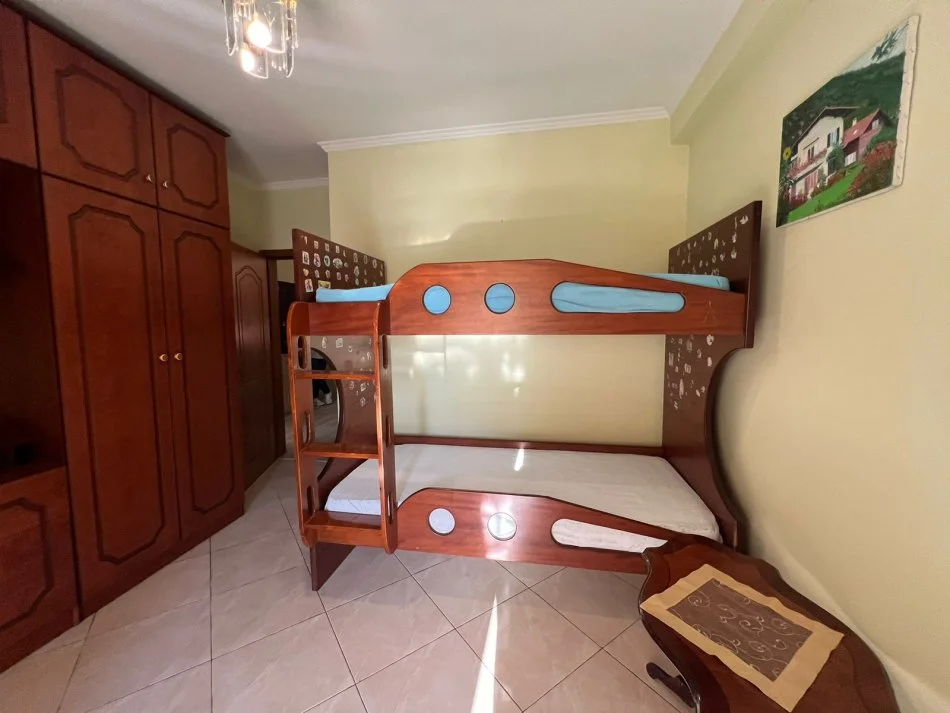 Tirane, jepet me qera apartament 2+1+Ballkon , 600 € (Rruga e Kavajes)