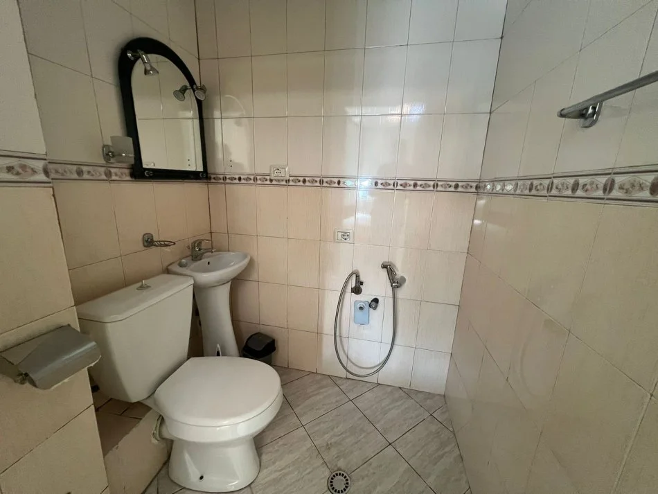 Tirane, jepet me qera apartament 2+1+Ballkon , 600 € (Rruga e Kavajes)