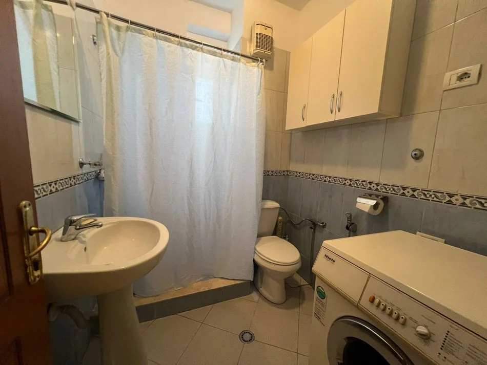 Tirane, jepet me qera apartament 2+1+Ballkon , 600 € (Rruga e Kavajes)