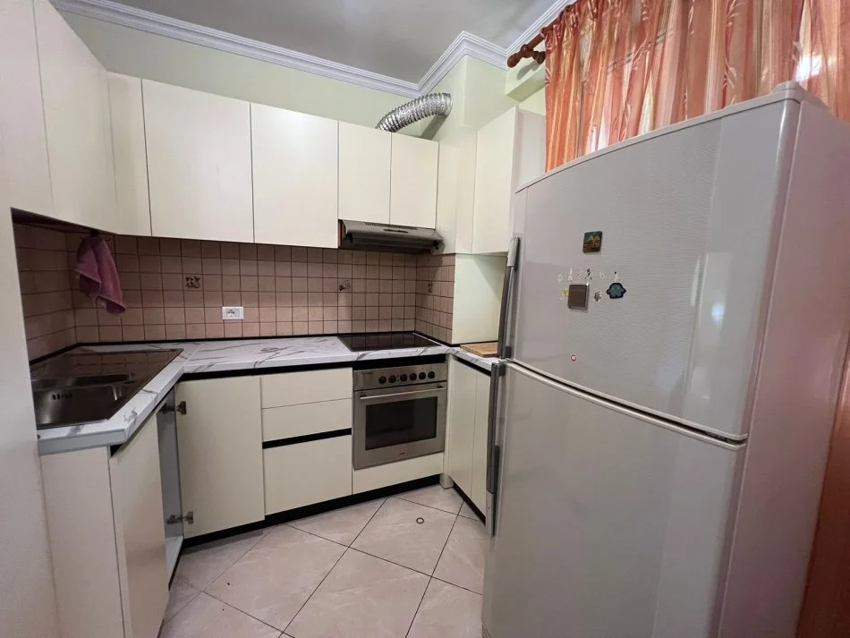 Tirane, jepet me qera apartament 2+1+Ballkon , 600 € (Rruga e Kavajes)