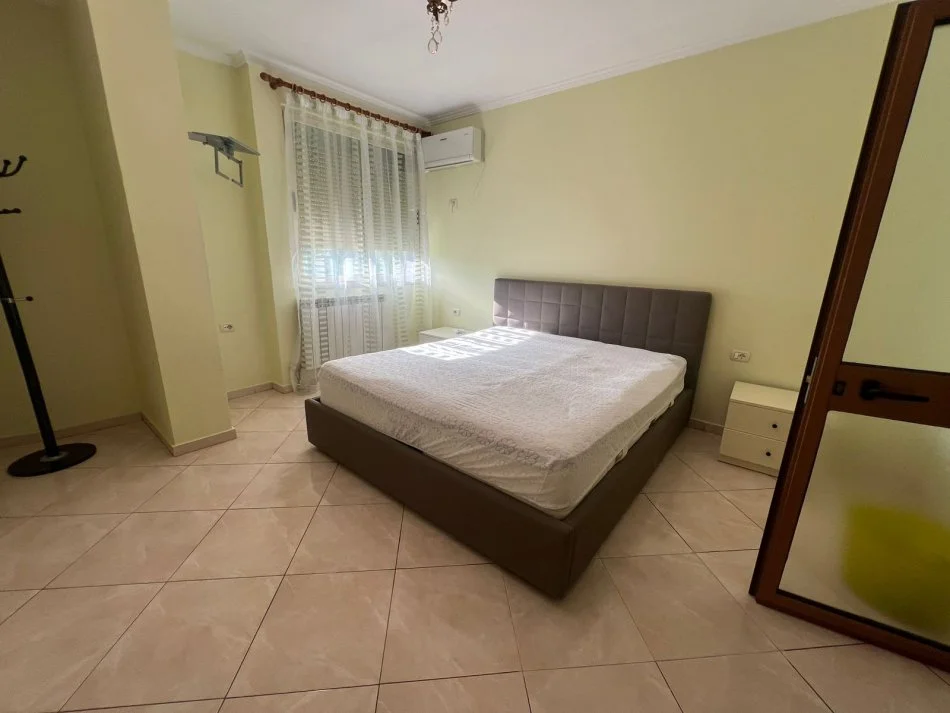 Tirane, jepet me qera apartament 2+1+Ballkon , 600 € (Rruga e Kavajes)