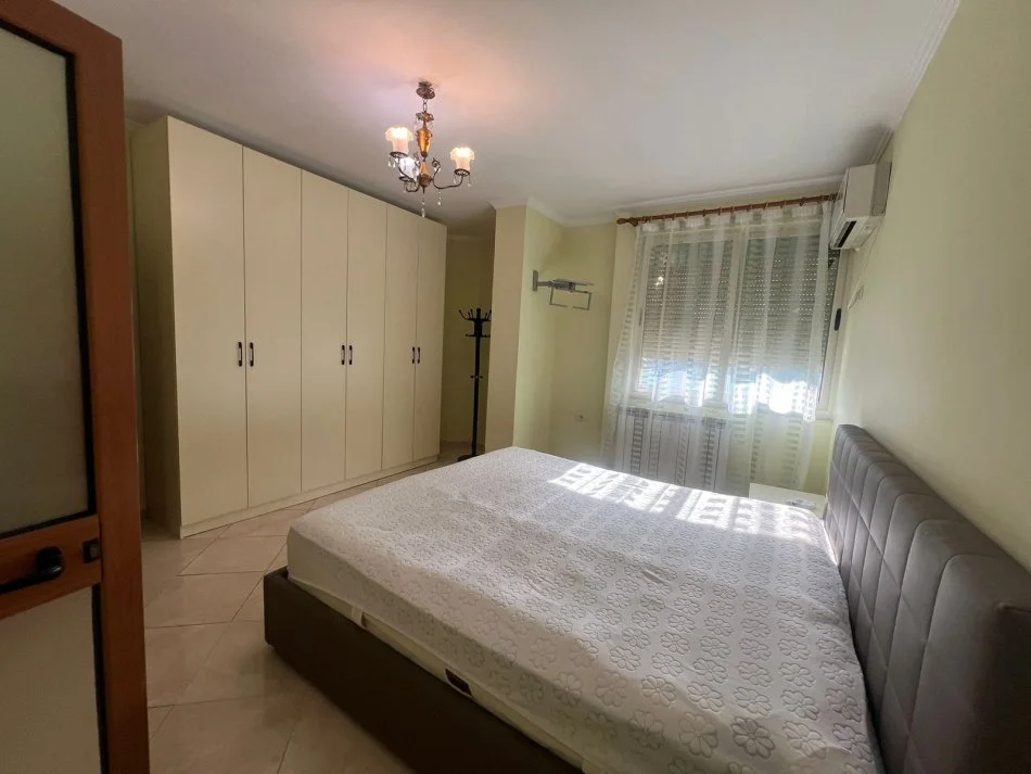 Tirane, jepet me qera apartament 2+1+Ballkon , 600 € (Rruga e Kavajes)