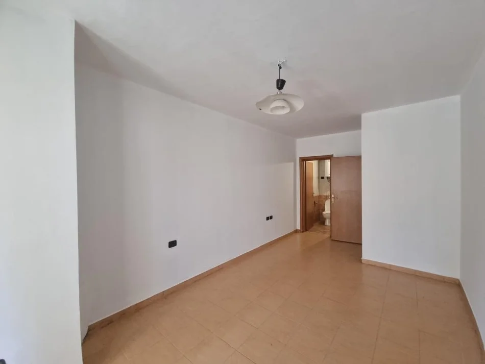 Tirane, shitet apartament 2+1+Aneks+Ballkon Kati 4, 150 m² 270.000 € (Bulv Bajram Curri)