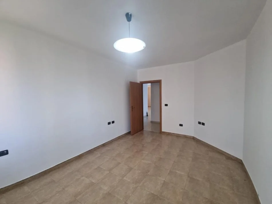 Tirane, shitet apartament 2+1+Aneks+Ballkon Kati 4, 150 m² 270.000 € (Bulv Bajram Curri)