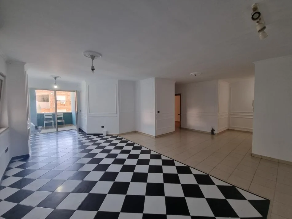 Tirane, shitet apartament 2+1+Aneks+Ballkon Kati 4, 150 m² 270.000 € (Bulv Bajram Curri)