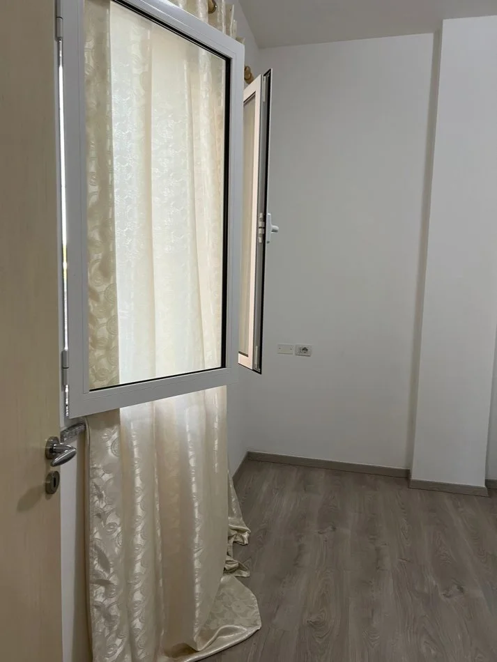 Tirane, jepet me qera apartament 3+1 Kati 1, 81 m² 500 € (Kinostudio)