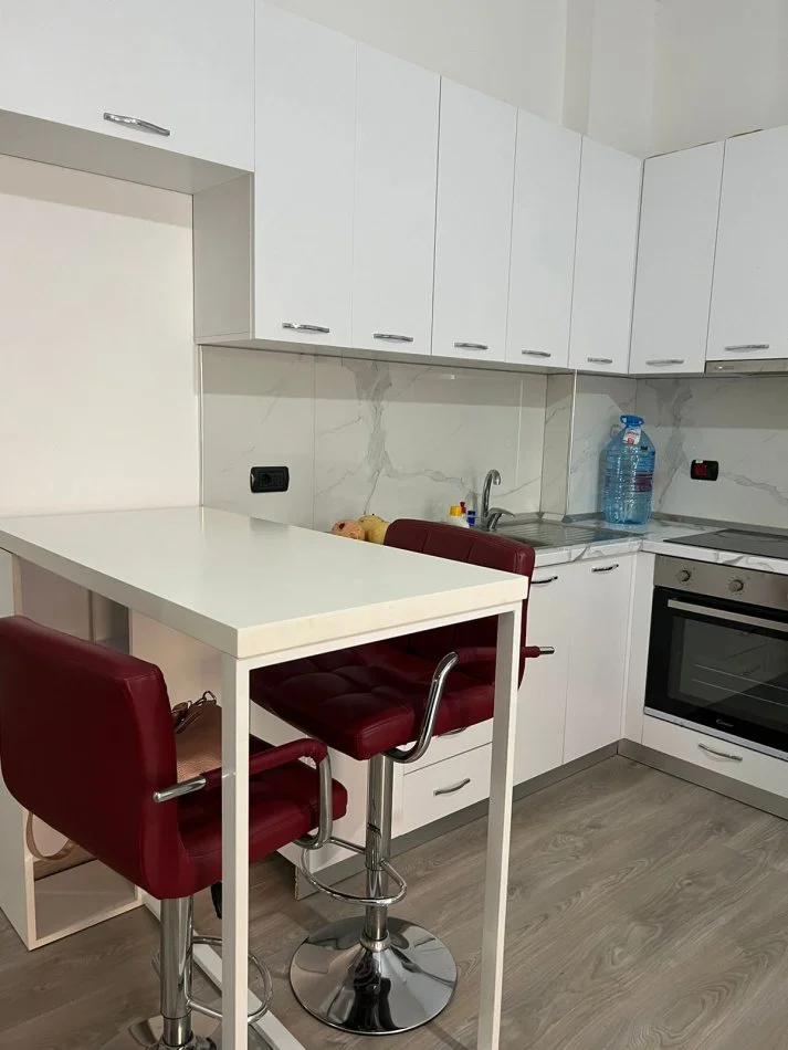 Tirane, jepet me qera apartament 3+1 Kati 1, 81 m² 500 € (Kinostudio)