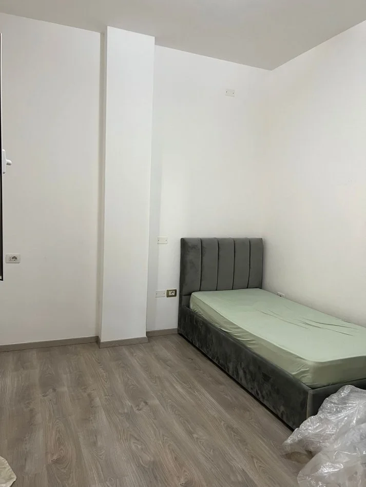Tirane, jepet me qera apartament 3+1 Kati 1, 81 m² 500 € (Kinostudio)