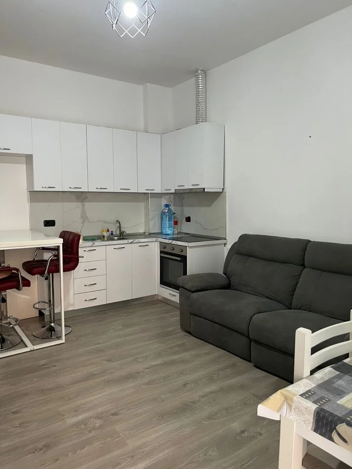 Tirane, jepet me qera apartament 3+1 Kati 1, 81 m² 500 € (Kinostudio)