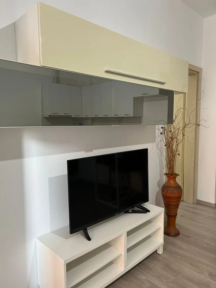 Tirane, jepet me qera apartament 3+1 Kati 1, 81 m² 500 € (Kinostudio)