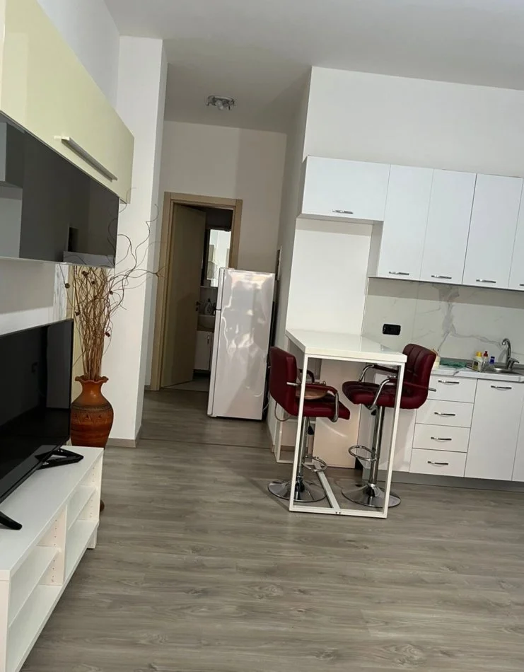 Tirane, jepet me qera apartament 3+1 Kati 1, 81 m² 500 € (Kinostudio)