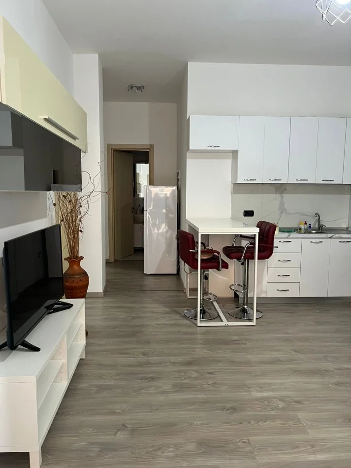 Tirane, jepet me qera apartament 3+1 Kati 1, 81 m² 500 € (Kinostudio)