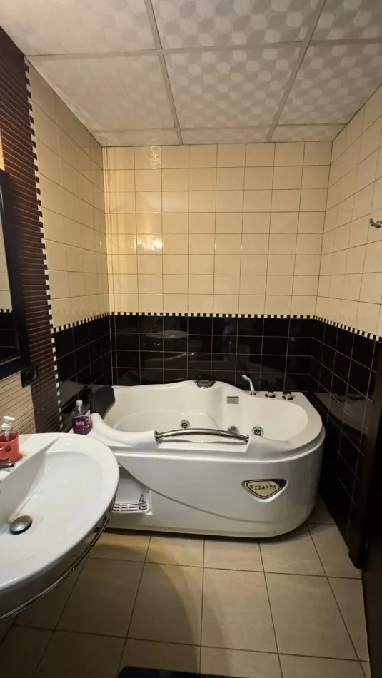 Tirane, shitet apartament 2+1 Kati 8, 107 m² 230.000 € (21 Dhjetori, Rruga Frederik Shiroka)