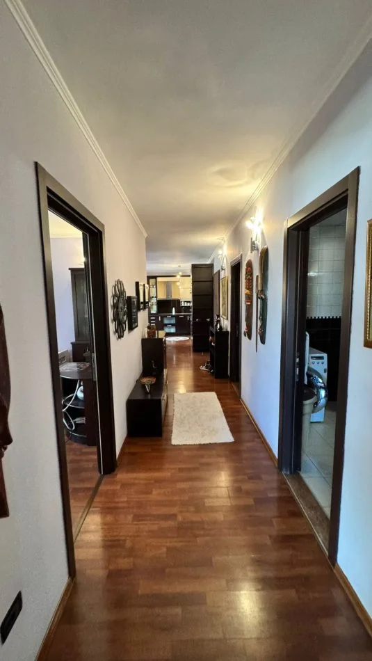 Tirane, shitet apartament 2+1 Kati 8, 107 m² 230.000 € (21 Dhjetori, Rruga Frederik Shiroka)