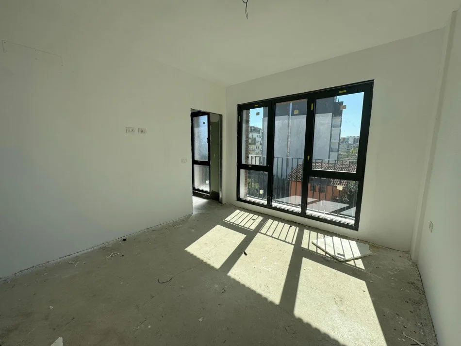 Tirane, Apartament 3+1 per shitje  Kati 3, 179 m² (Ali Demi)