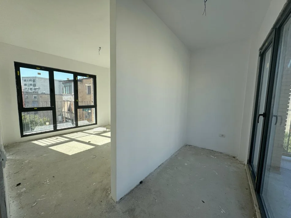 Tirane, Apartament 3+1 per shitje  Kati 3, 179 m² (Ali Demi)