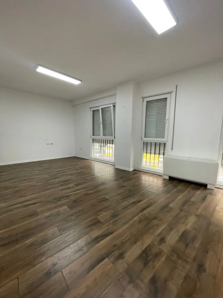 Tirane, jepet me qera apartament 2+1 Kati 2, 94 m² 800 € (Komuna e Parisit)