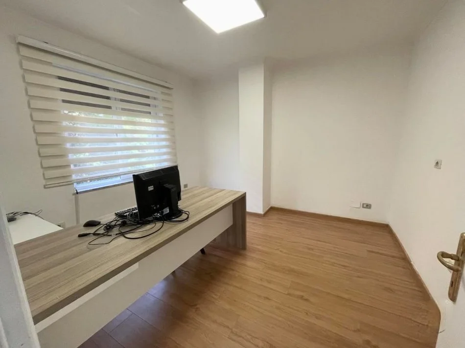 Tirane, jepet me qera apartament 1+1 Kati 1, 60 m² 550 € (Komuna e Parisit)