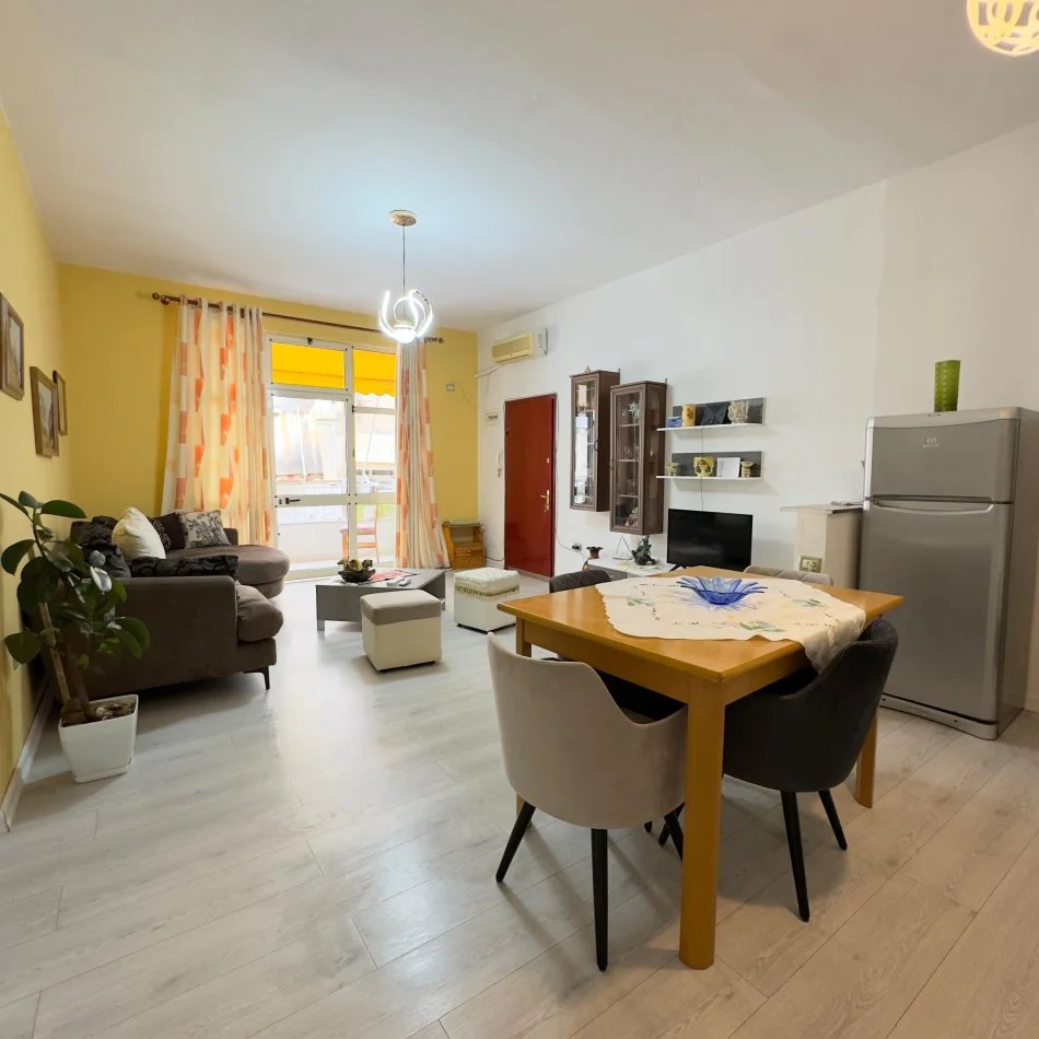 Tirane, Apartament 2+1 me qira  Kati 1, 600 € (15 Kateshi)