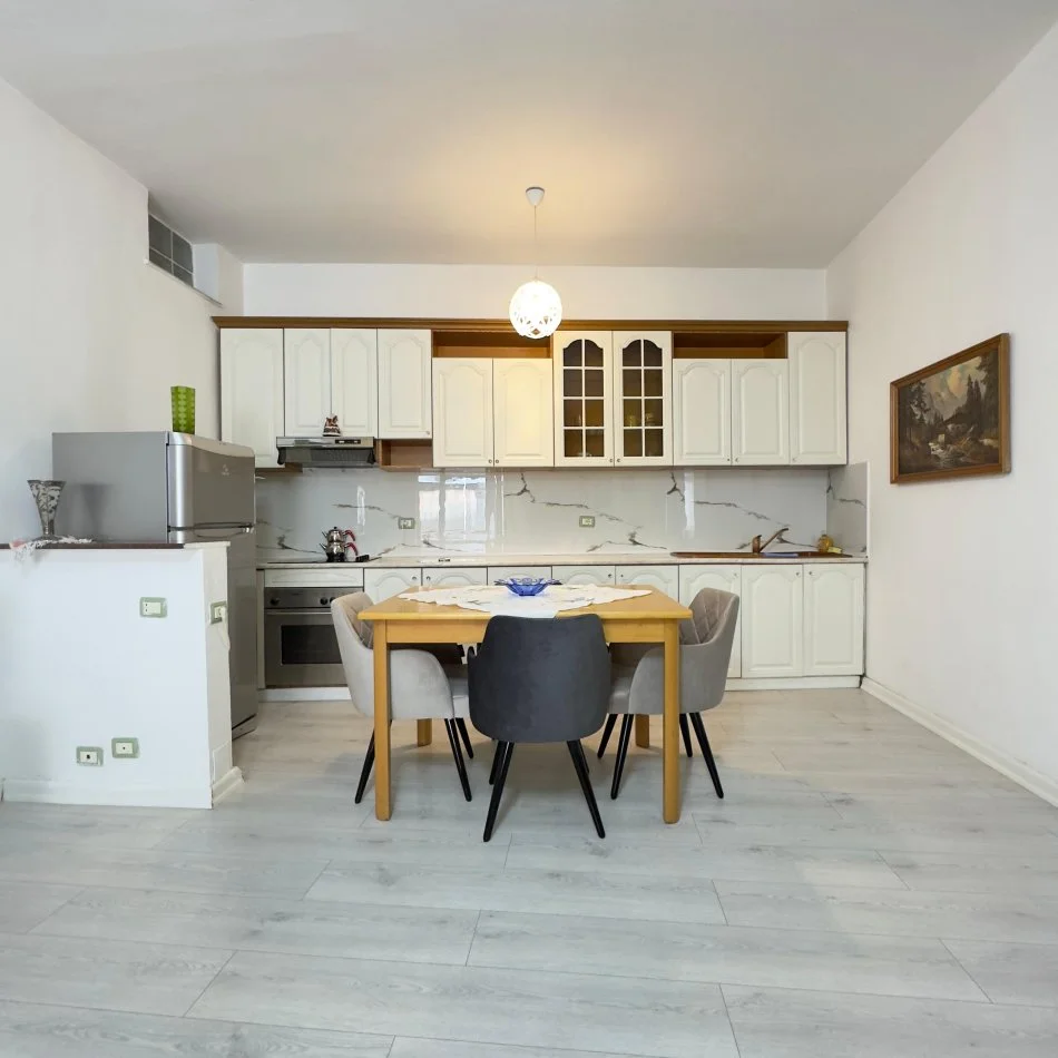 Tirane, Apartament 2+1 me qira  Kati 1, 600 € (15 Kateshi)