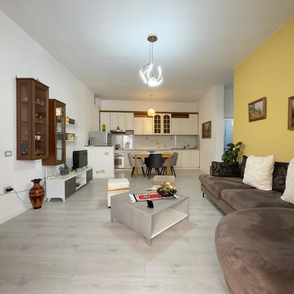 Tirane, Apartament 2+1 me qira  Kati 1, 600 € (15 Kateshi)