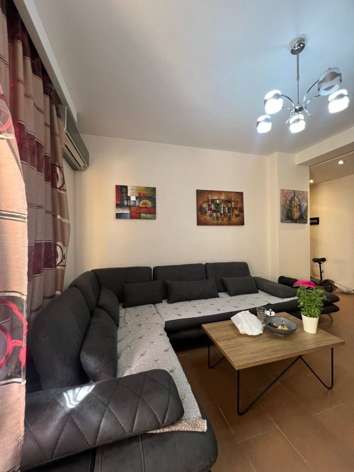 Tirane, jepet me qera apartament 2+1 Kati 5, 100 m² 700 € (Zogu i Zi)