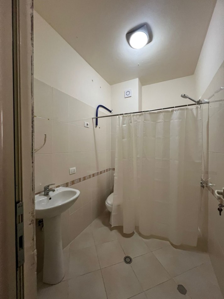 Tirane, jepet me qera apartament 2+1 Kati 5, 100 m² 700 € (Zogu i Zi)