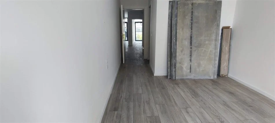 Tirane, jepet me qera ambjent biznesi Kati 1, 102 m² 1.300 € (Liqeni Artificial)