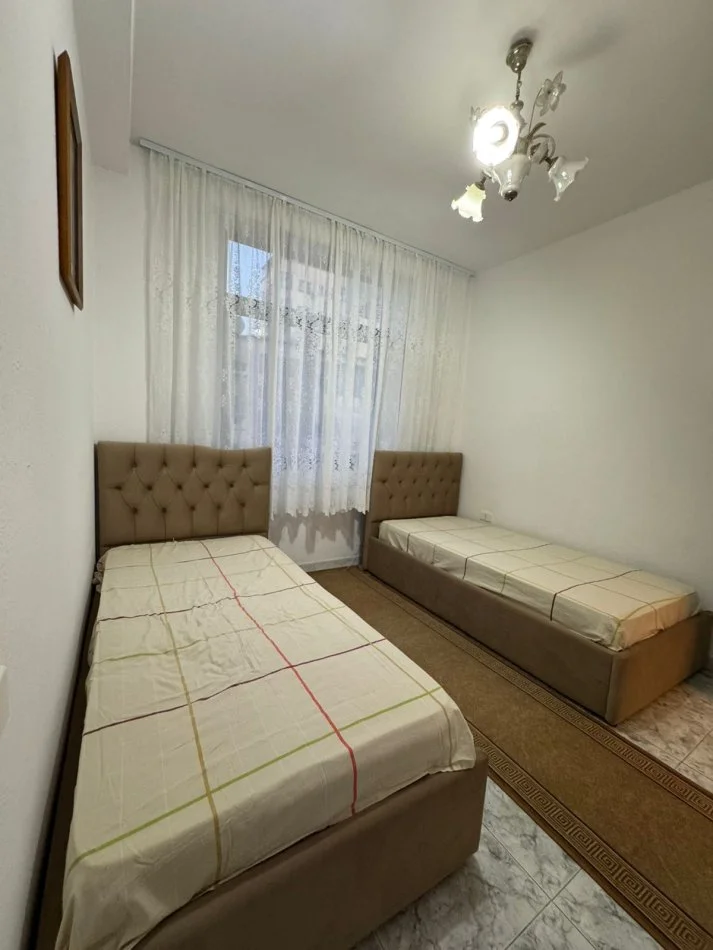 Tirane, Apartament me qira  Kati 3, 102 m² 580 € (Rruga Durresit)
