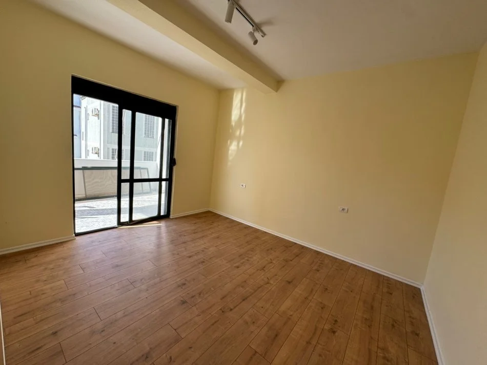 Durres, shitet apartament 2+1+Ballkon Kati 2, 84 m² 98.000 € (rruga Pavaresia)