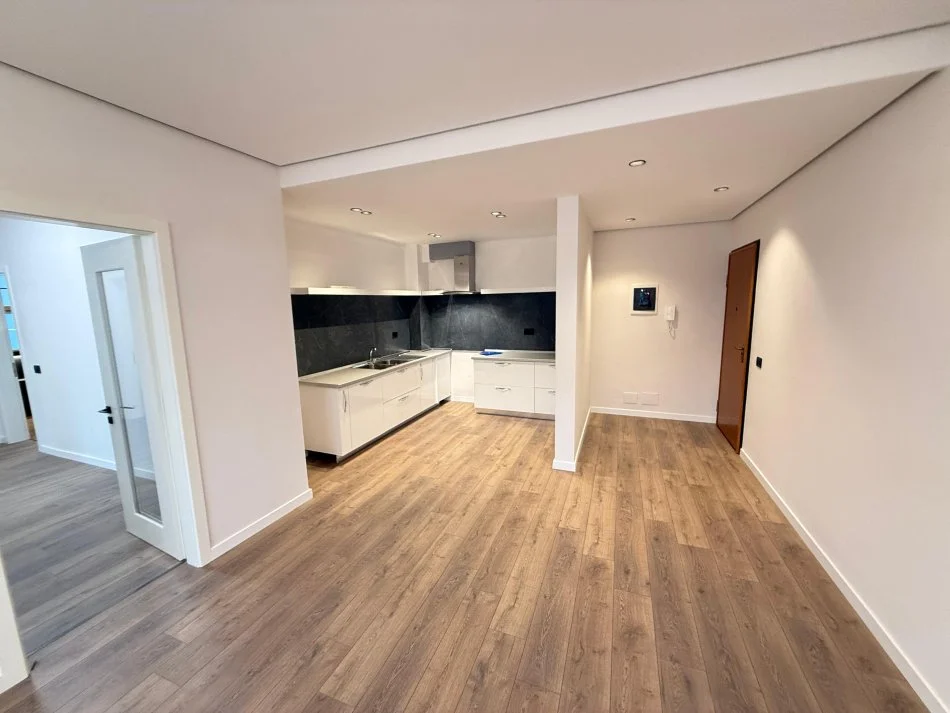 Tirane, shitet apartament 2+1+Ballkon Kati 5, 120 m² 230.000 € (liqeni thate)