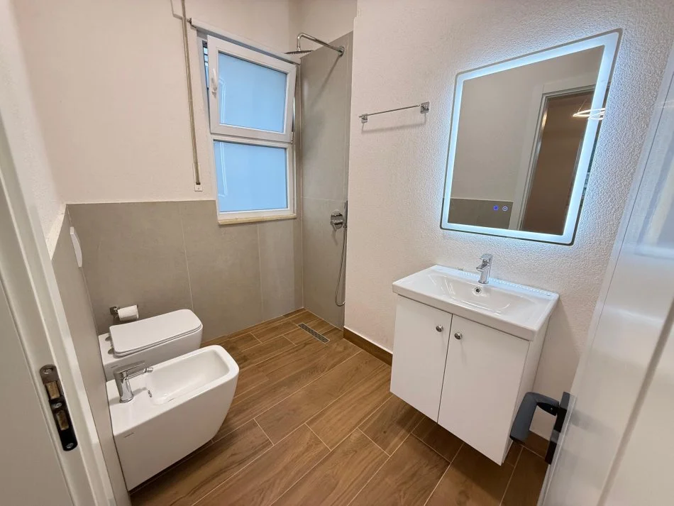 Tirane, shitet apartament 2+1+Ballkon Kati 5, 120 m² 230.000 € (liqeni thate)