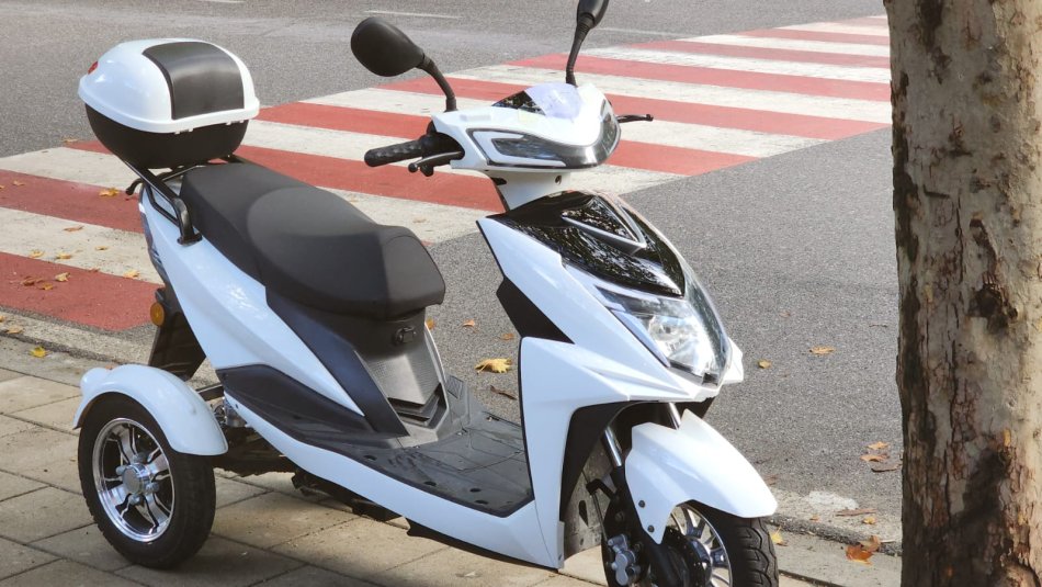 Tirane, shitet Tricikel me kosh Motorr ekektrik , e bardhë 600 km 2.300 €