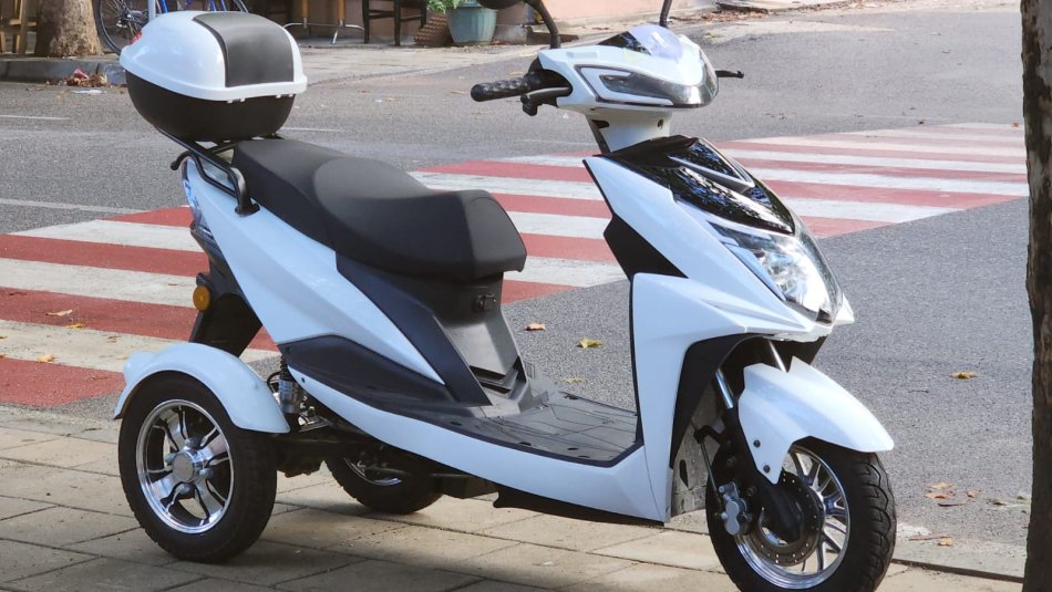 Tirane, shitet Tricikel me kosh Motorr ekektrik , e bardhë 600 km 2.300 €