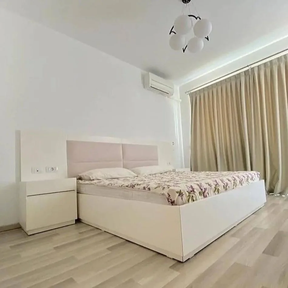 Tirane, jepet me qera apartament 2+1+Ballkon Kati 12, 120 m² 1.600 € (Ambasador 3 Residence, prane Air Albania)