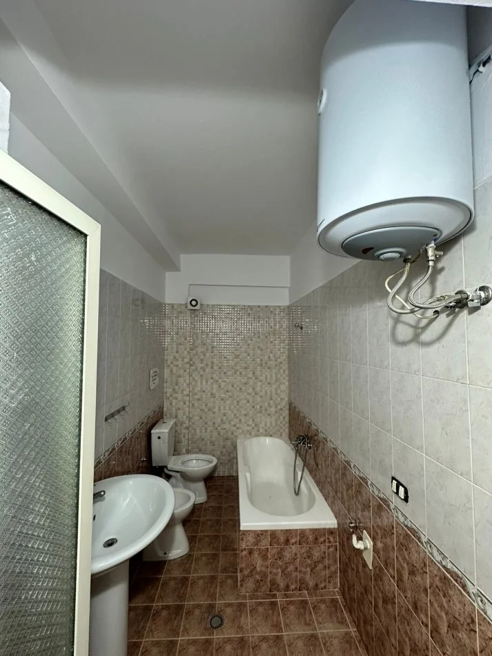 Durres, jepet me qera ambjent biznesi Kati 2, 53 m² 350 € (Poliklinika)