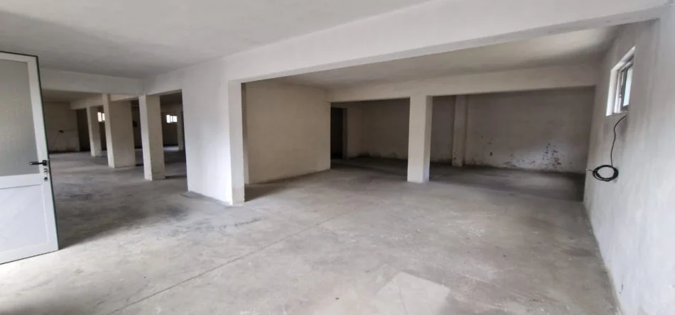 Tirane, jepet me qera magazine Kati 0, 360 m² 800 € (Dritan Hoxha, afer Casa Italia)