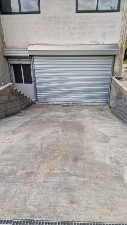 Tirane, jepet me qera magazine Kati 0, 360 m² 800 € (Dritan Hoxha, afer Casa Italia)