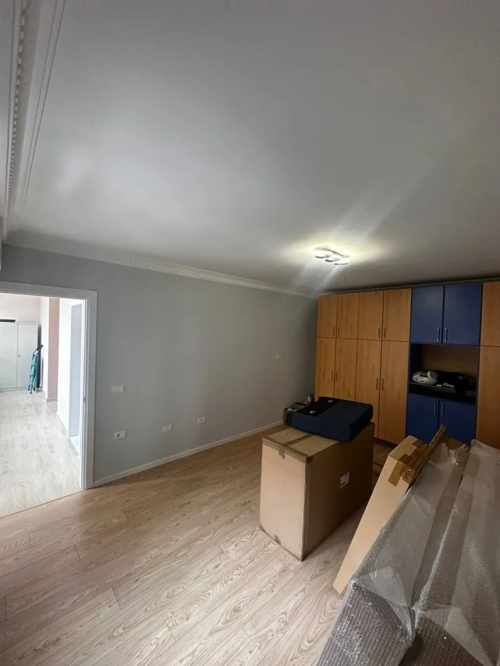 Tirane, jepet me qera apartament 1+1 Kati 3, 60 m² 500 € (zogu i zi , laprak)