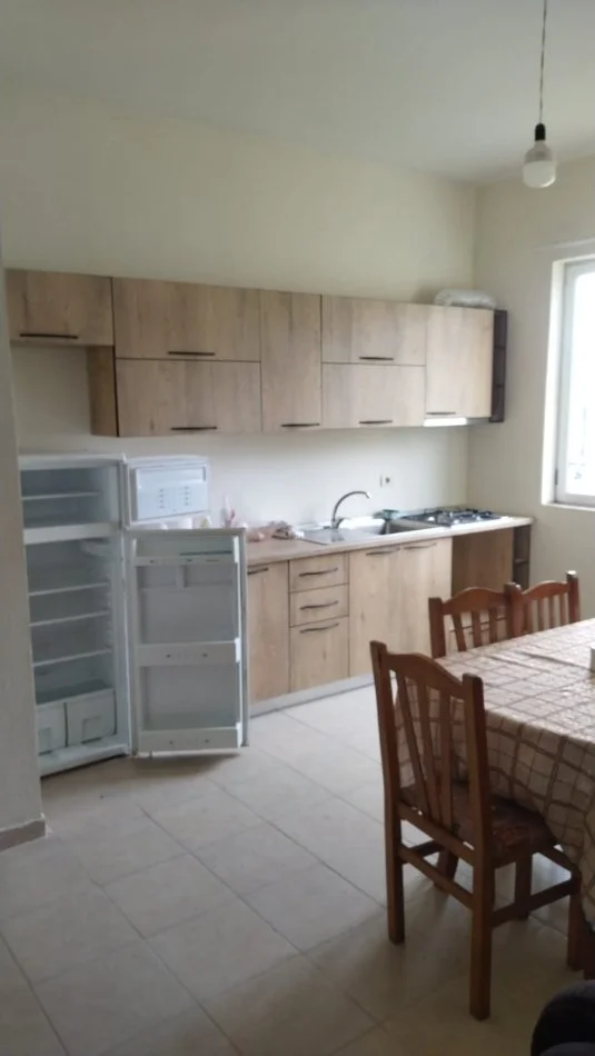 Durres, jepet me qera apartament 2+1 Kati 3, 100 m² 250 € (Shkozet)