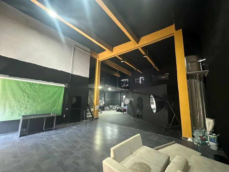 Tirane, jepet me qera magazine Kati 1, 180 m² 2.500 € (5 maji)