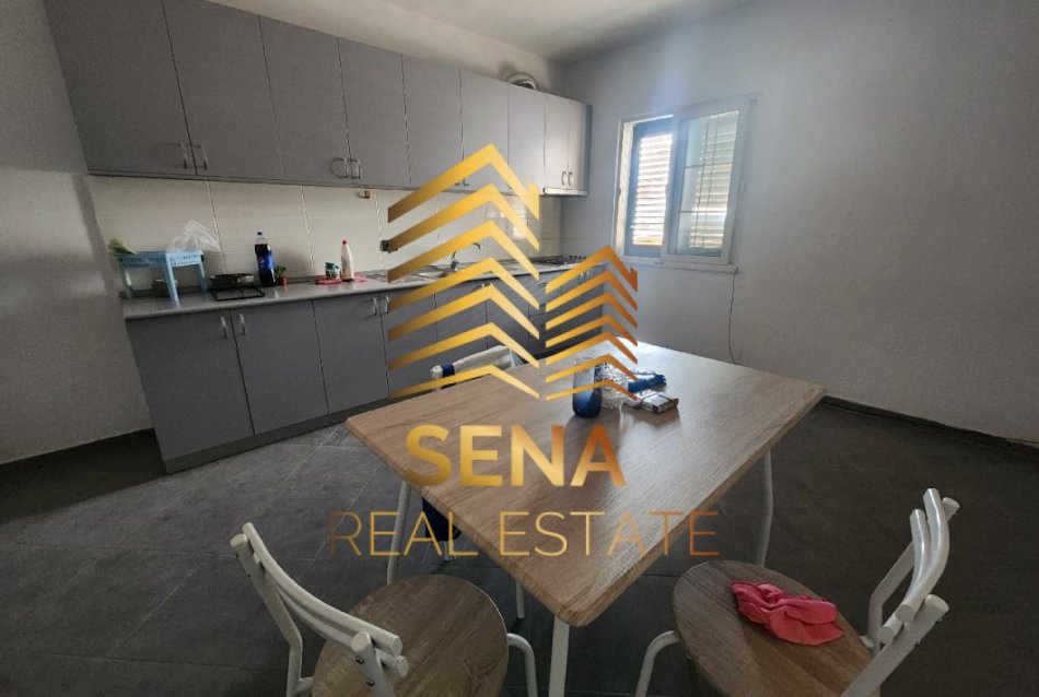 Tirane, jepet me qera garsonier 1+1+Ballkon Kati 5, 90 m² 280 € (Rruga Shkelqim Fusha)