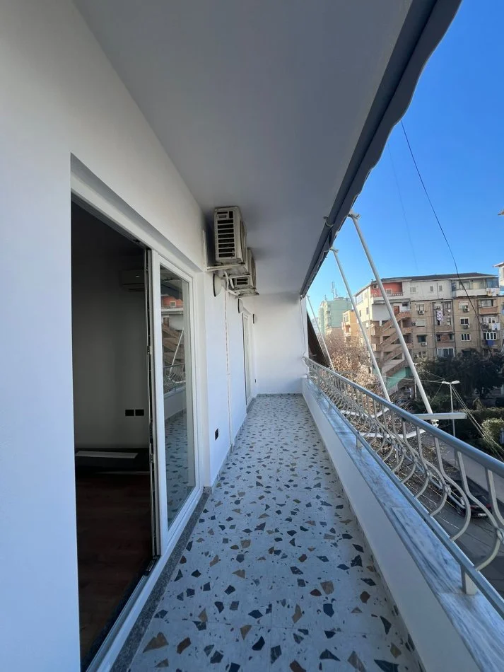 Tirane, shitet apartament 2+1 Kati 3, 87 m2 165000 eu (Ish Parku i Autobusave)