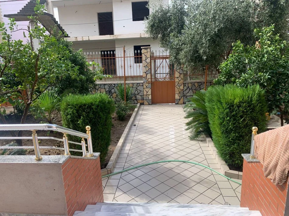 Tirane, jepet me qera shtepi 1+1 Kati 1, 74 m² 300 € (Istitut (Pranë Fafa))