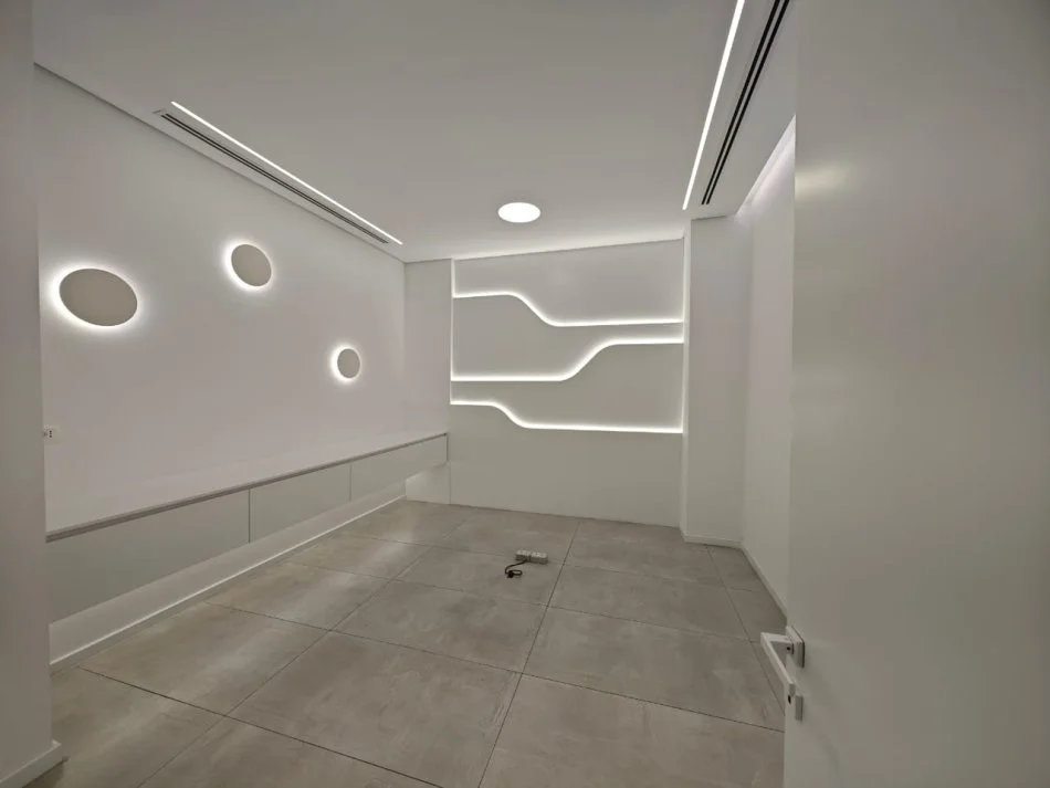 Tirane, Ambient biznesi me qira  Kati 0, 149 m² 3.580 € (Sky Tower)