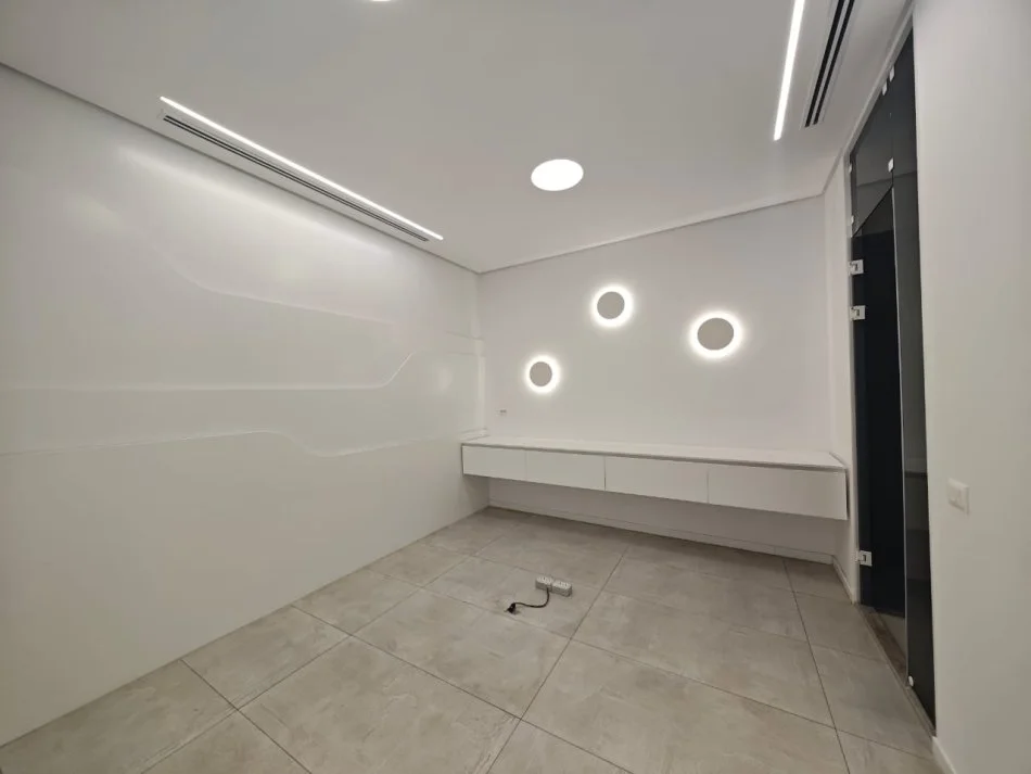 Tirane, Ambient biznesi me qira  Kati 0, 149 m² 3.580 € (Sky Tower)