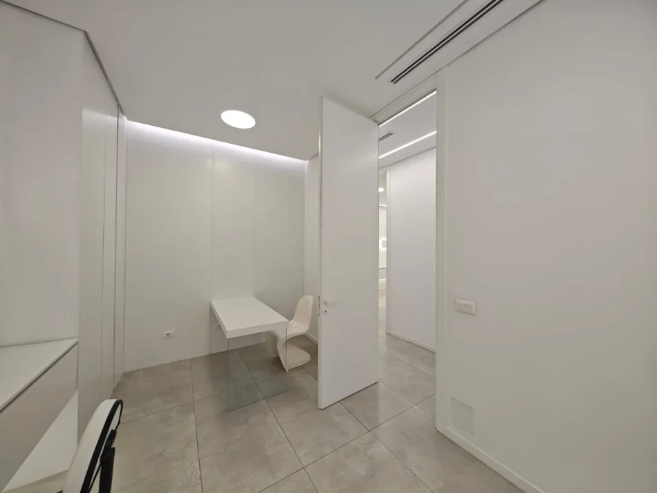 Tirane, Ambient biznesi me qira  Kati 0, 149 m² 3.580 € (Sky Tower)